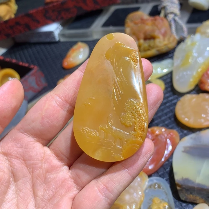 未镶嵌石英质玉（黄龙玉）颈饰