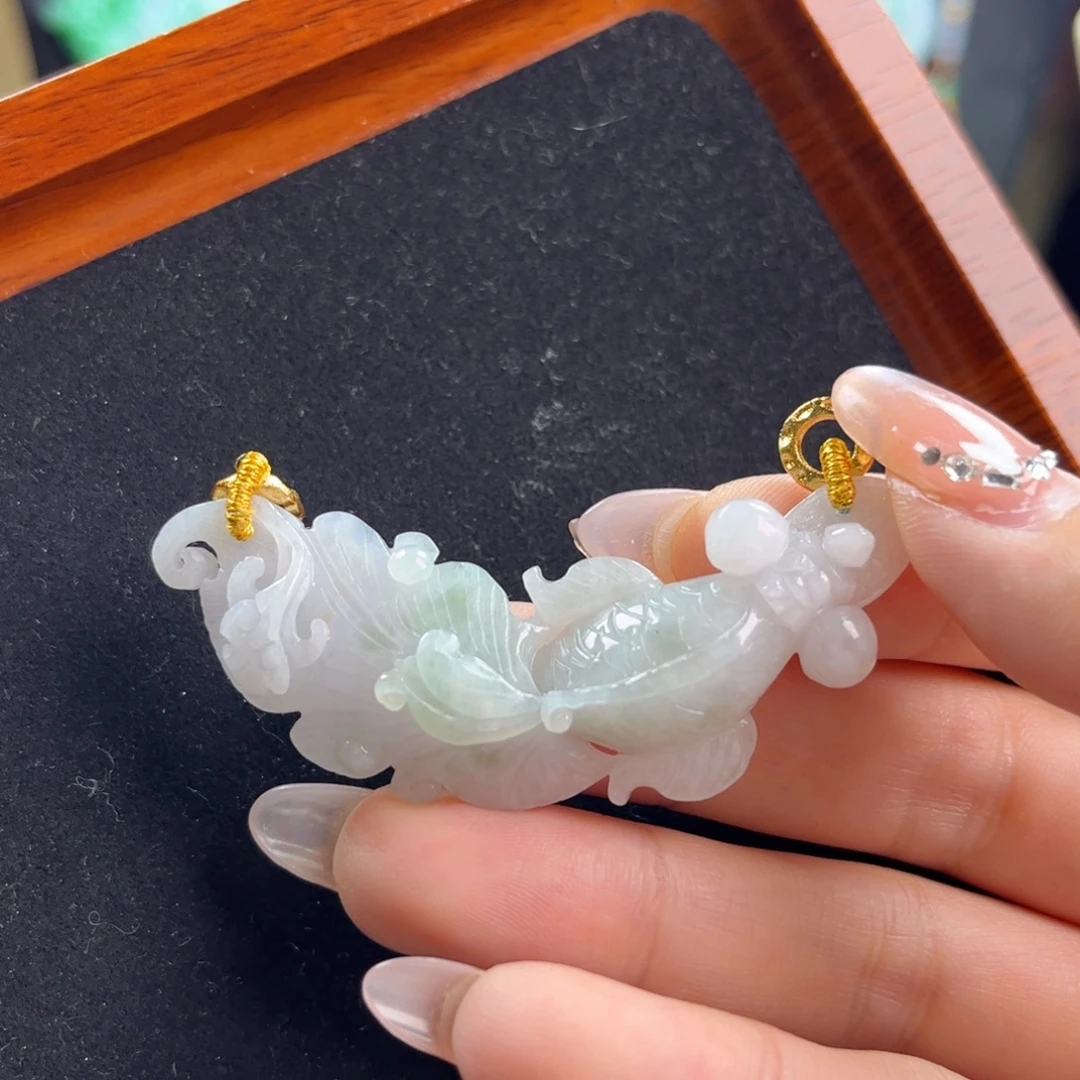 翡翠未镶嵌颈饰锦鲤