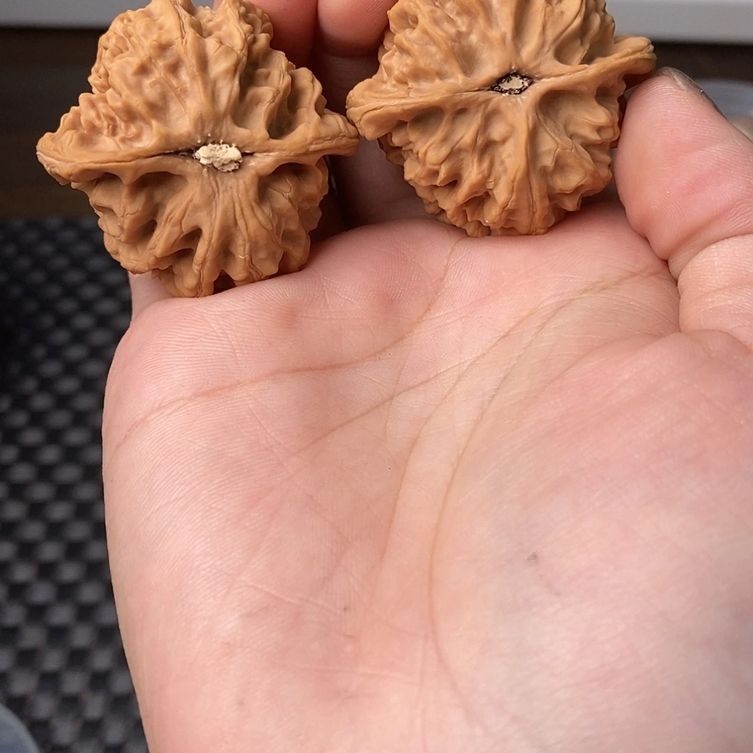 罪***文玩核桃把件微修梨木台42