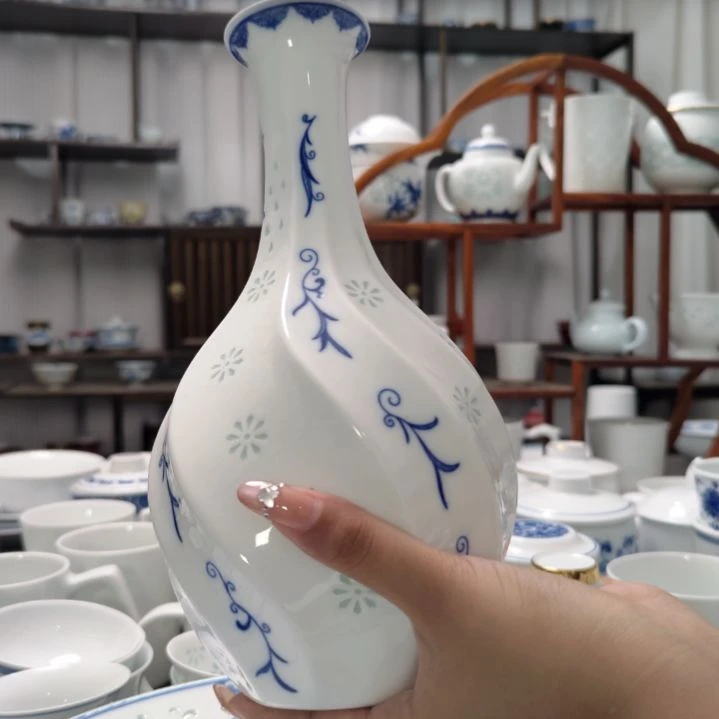 瓷青花玲珑螺旋瓶一个