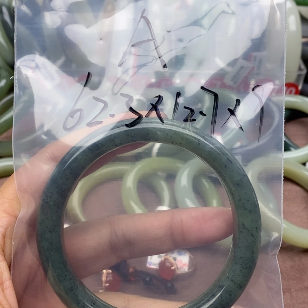 和田玉手镯未镶嵌A**.