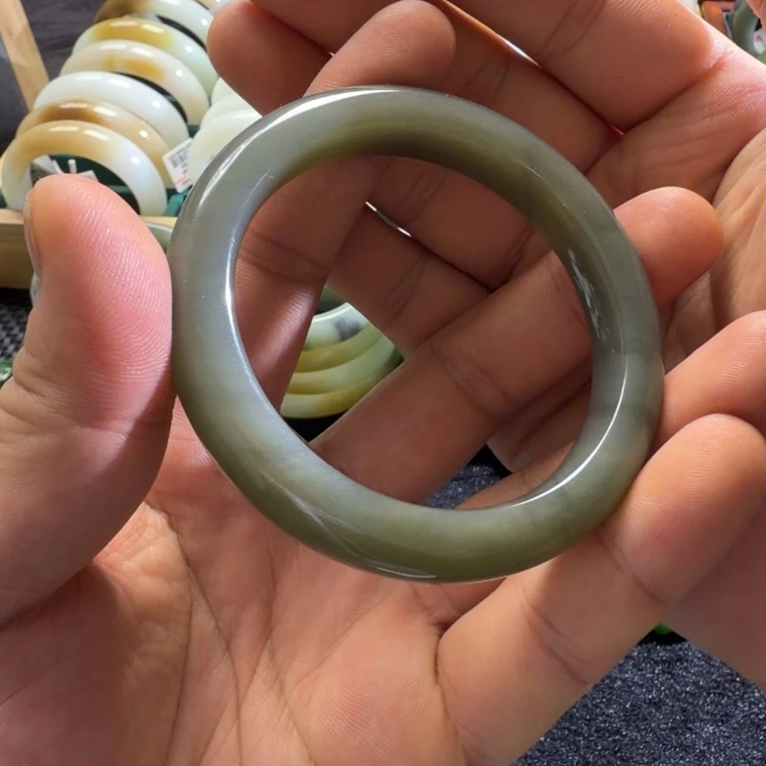 和田玉未镶嵌手镯