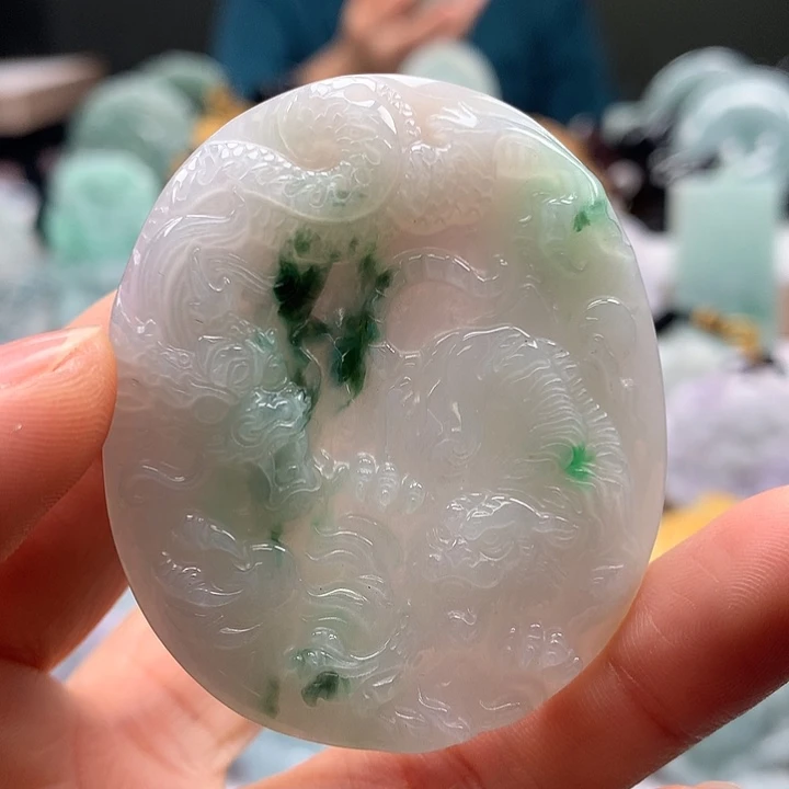 翡翠未镶嵌颈饰霸气侧漏虎虎生威