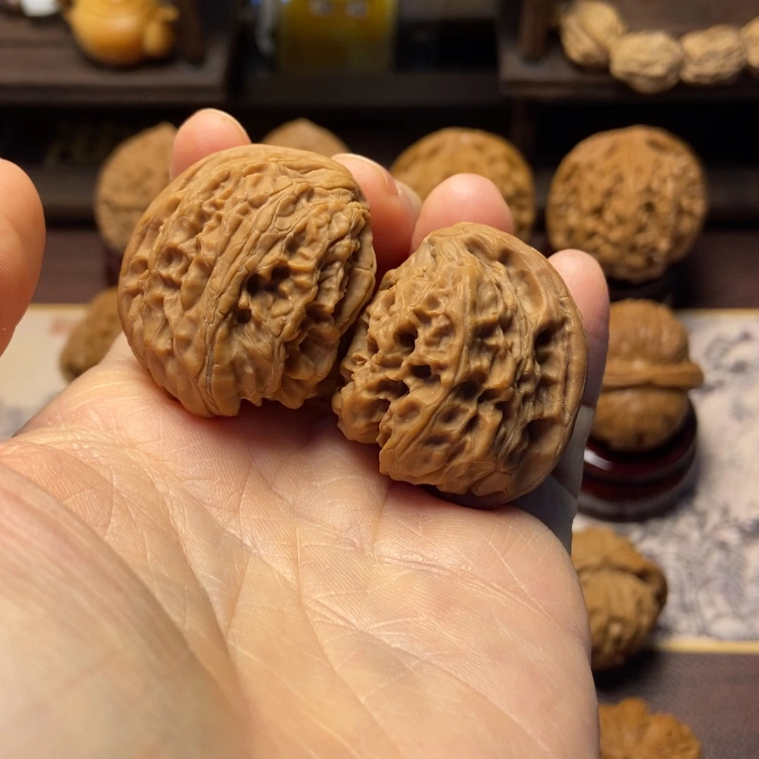 文玩核桃把件野牛异形60