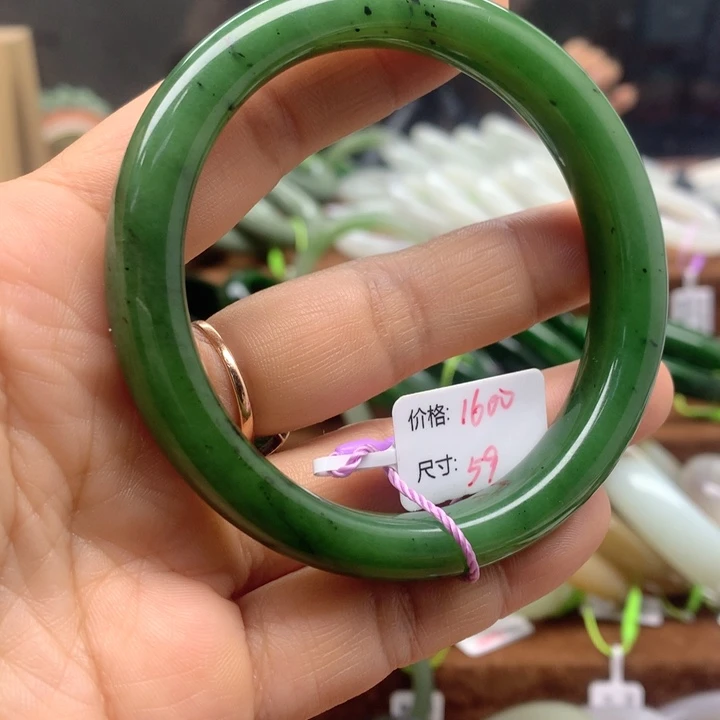 颈饰未镶嵌和田玉（碧玉）