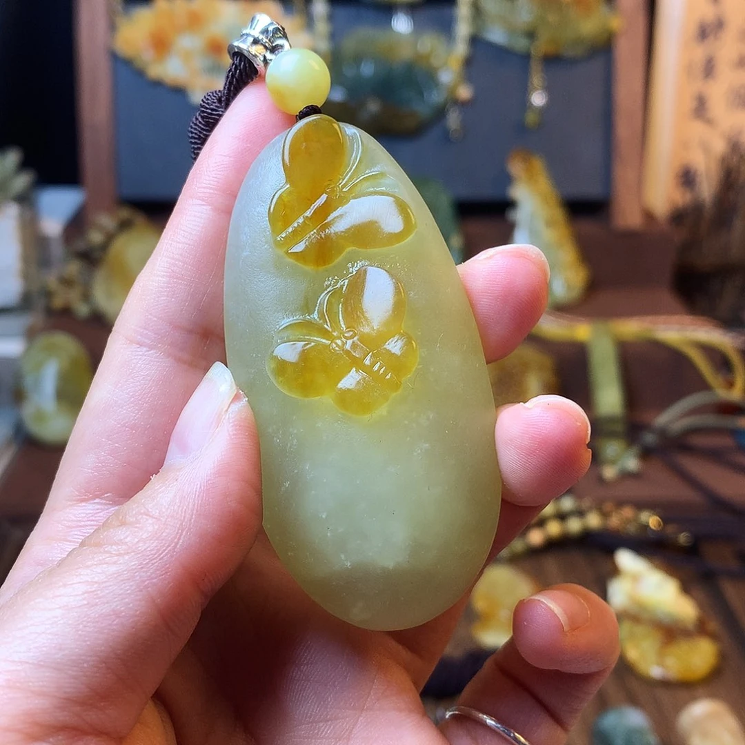 蛇纹石玉未镶嵌颈饰半**田