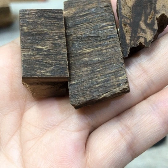 沉香吊坠向****鱼沉香吊坠