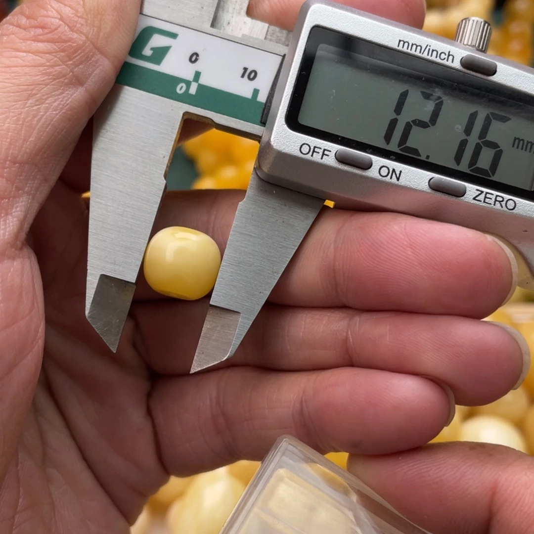 蜜蜡珠宝奇石未镶嵌有个平面