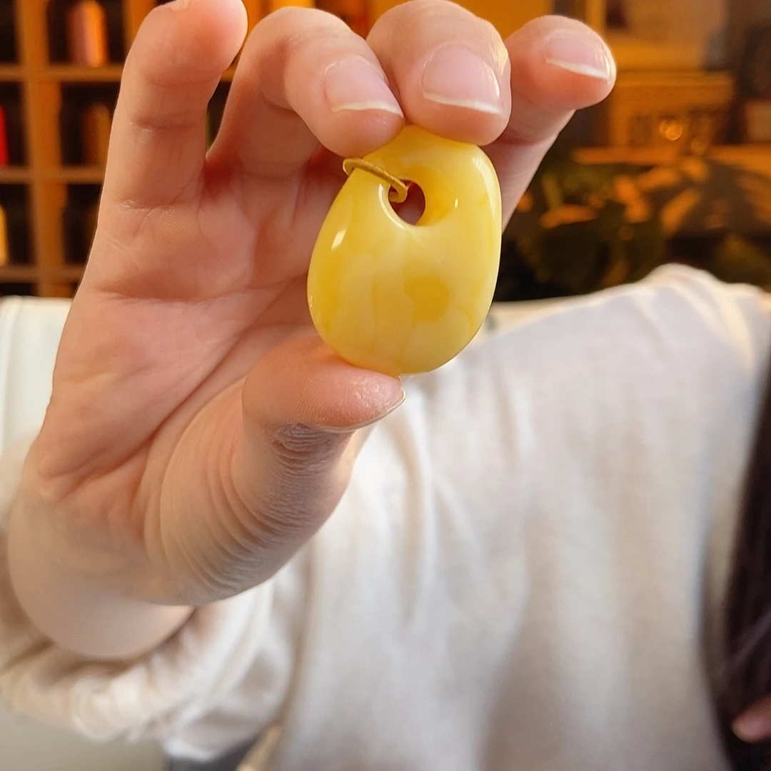 蜜蜡颈饰未镶嵌天然蜜蜡鸡油黄藏扣吊坠