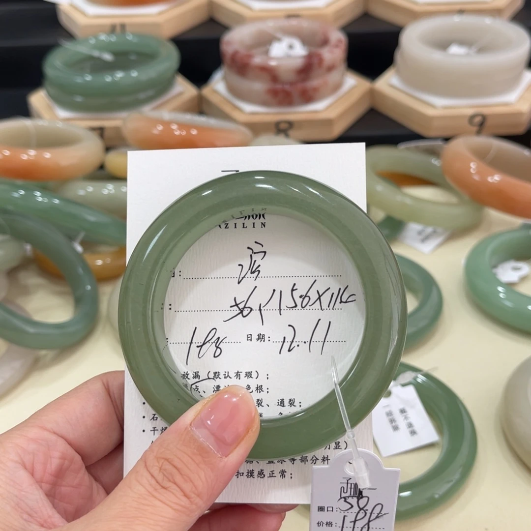 未镶嵌手镯石英质玉溶*