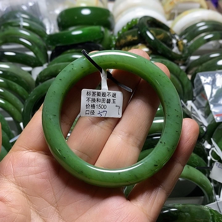 和田玉（碧玉）手镯未镶嵌正圈粉绿57口径