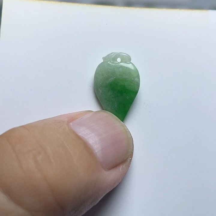 翡翠未镶嵌颈饰小桃心