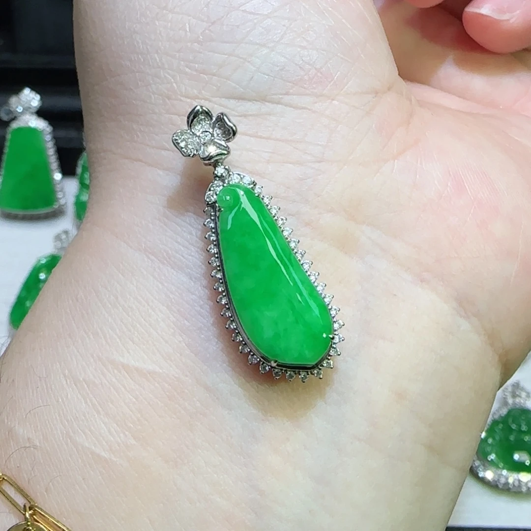 翡翠18K金镶嵌颈饰福瓜