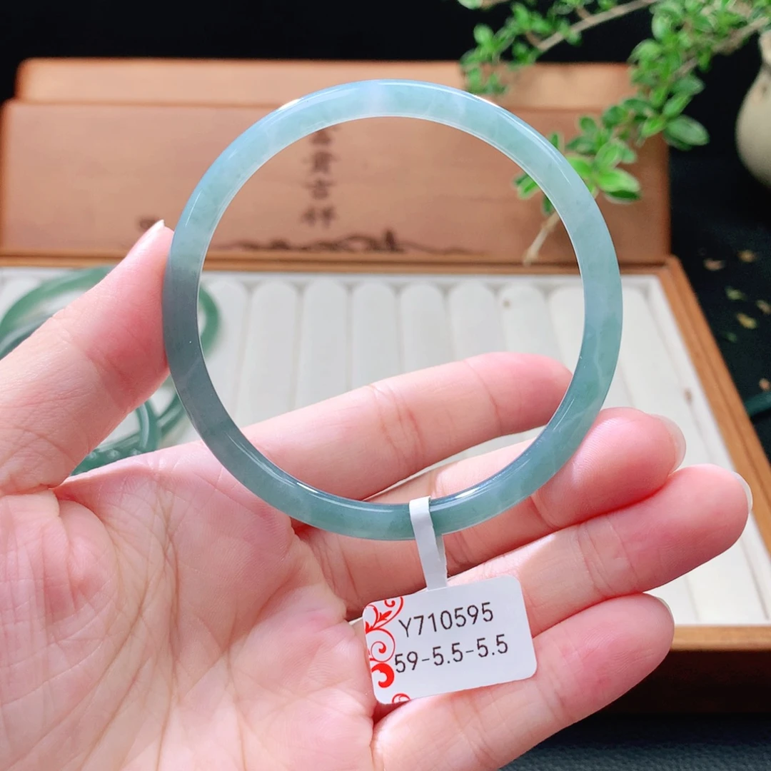 未镶嵌手镯（圆镯）翡翠