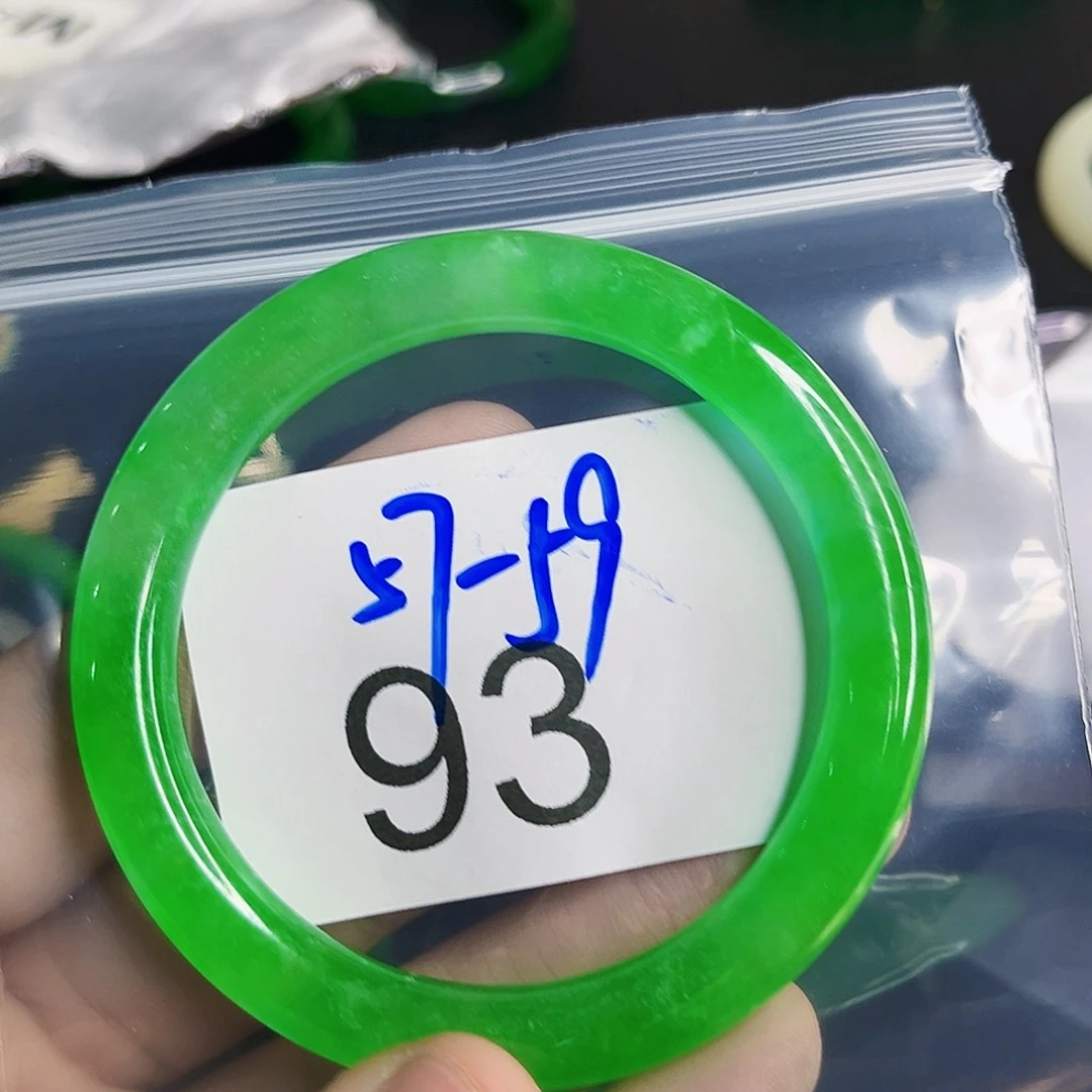 翡翠手镯未镶嵌微瑕