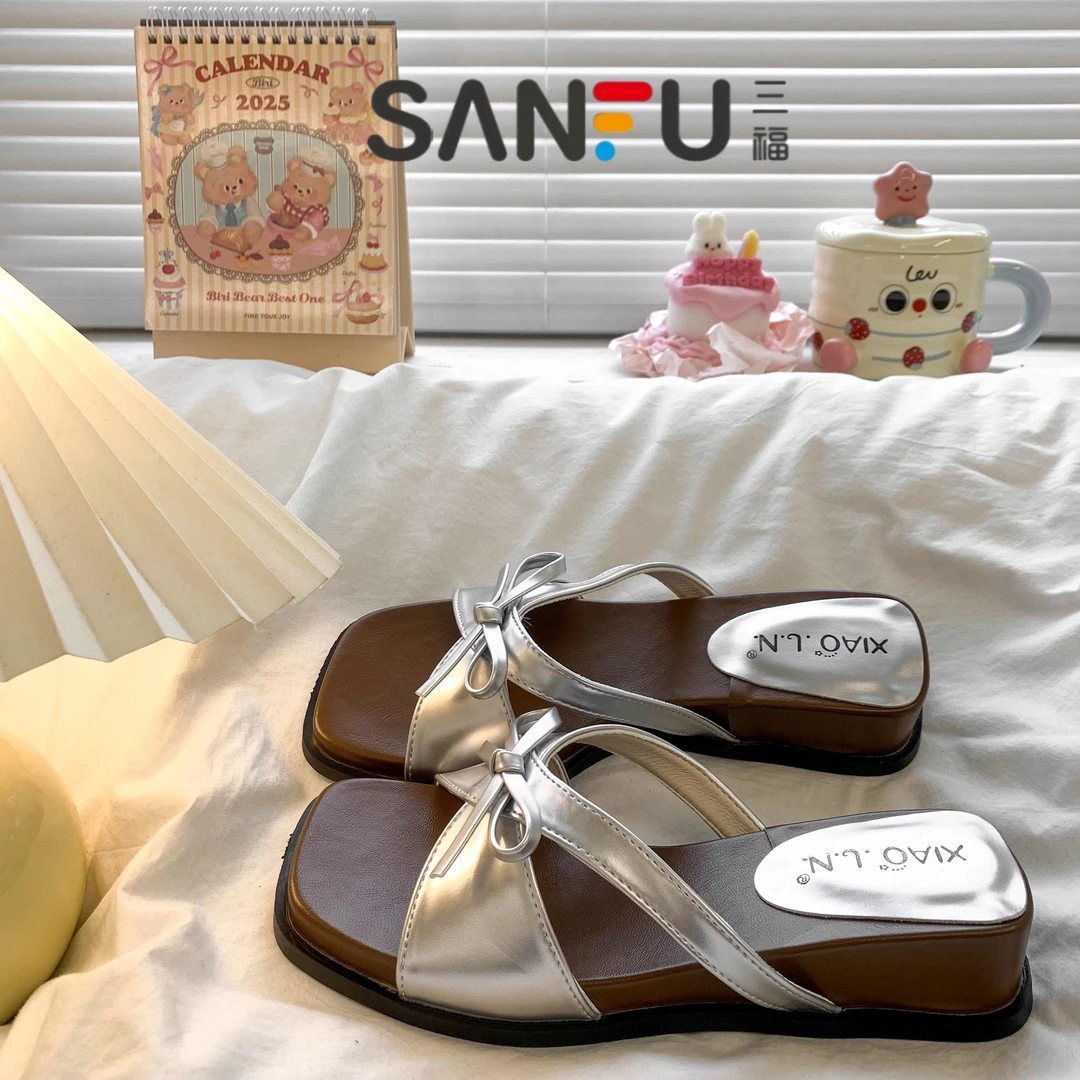 三福高级感银色凉拖鞋女夏季外穿时尚配裙子2025新款法式平底拖鞋