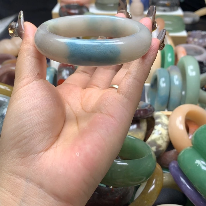 未镶嵌手镯石英质玉蓝*