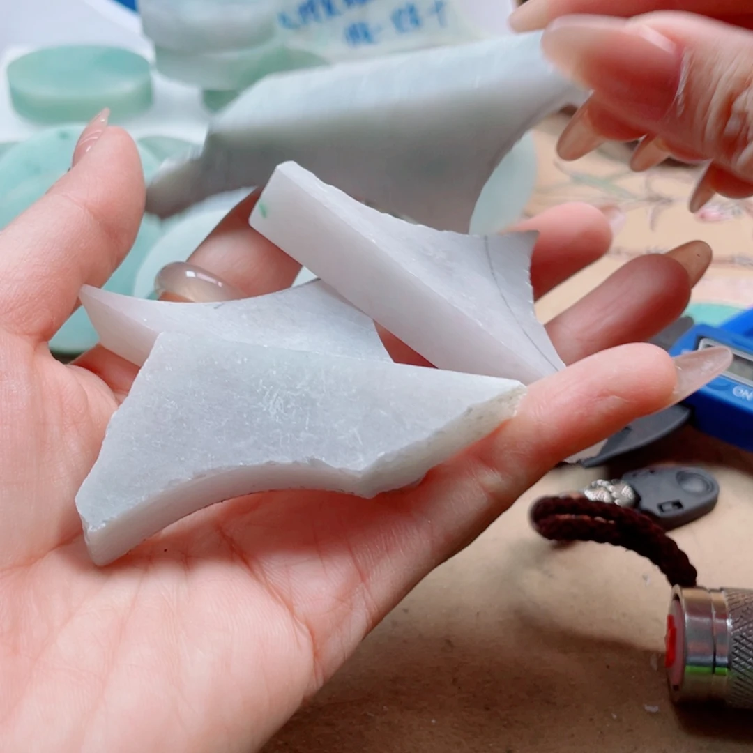 翡翠未镶嵌颈饰140……