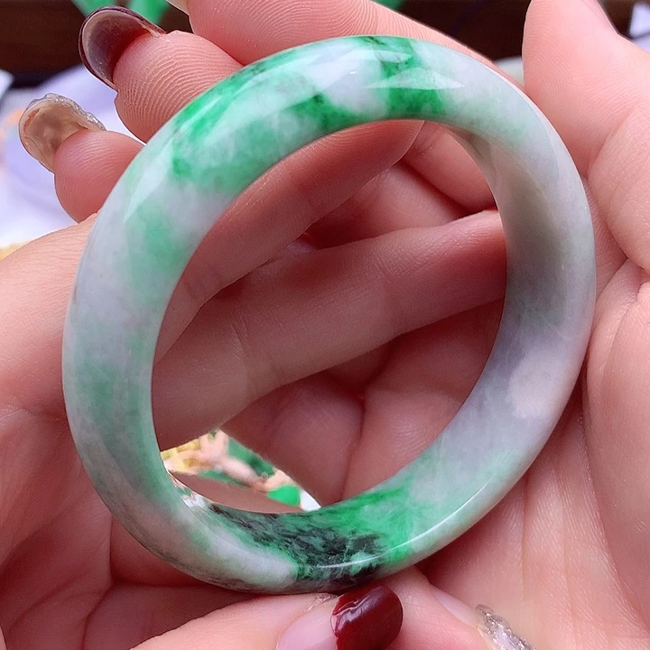 翡翠手镯未镶嵌翡翠