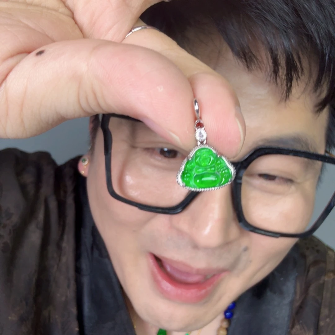 翡翠未镶嵌颈饰一件