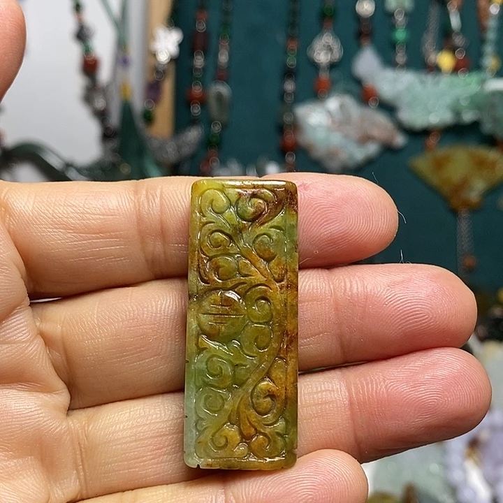 翡翠未镶嵌吊坠(赠链)