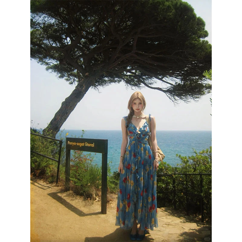 2025夏季新款纯欲辣妹风印花碎花露背收腰显瘦吊带V领蓝色连衣裙