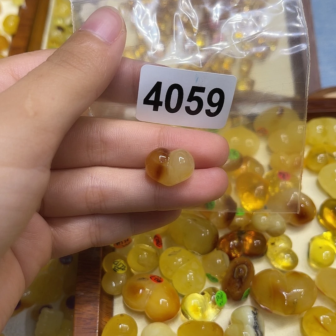 茅***板琥珀未镶嵌珠宝奇石