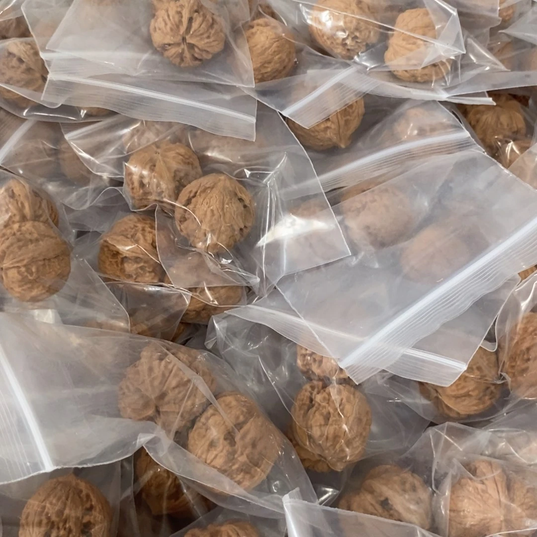 文玩核桃吊坠圆球有瑕疵