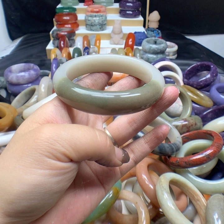 未镶嵌手镯石英质玉贵*