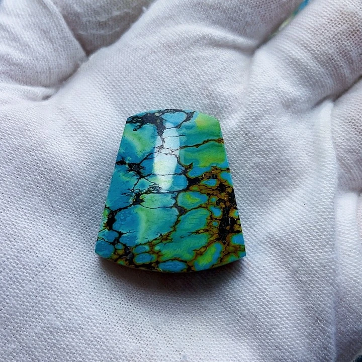 绿松石未镶嵌颈饰