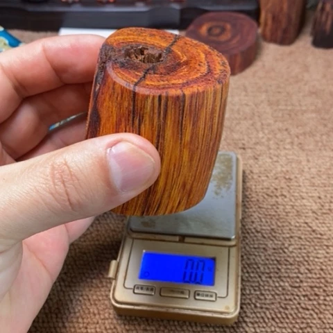 藤类166克降真香绿油黄金甲虫漏手把件