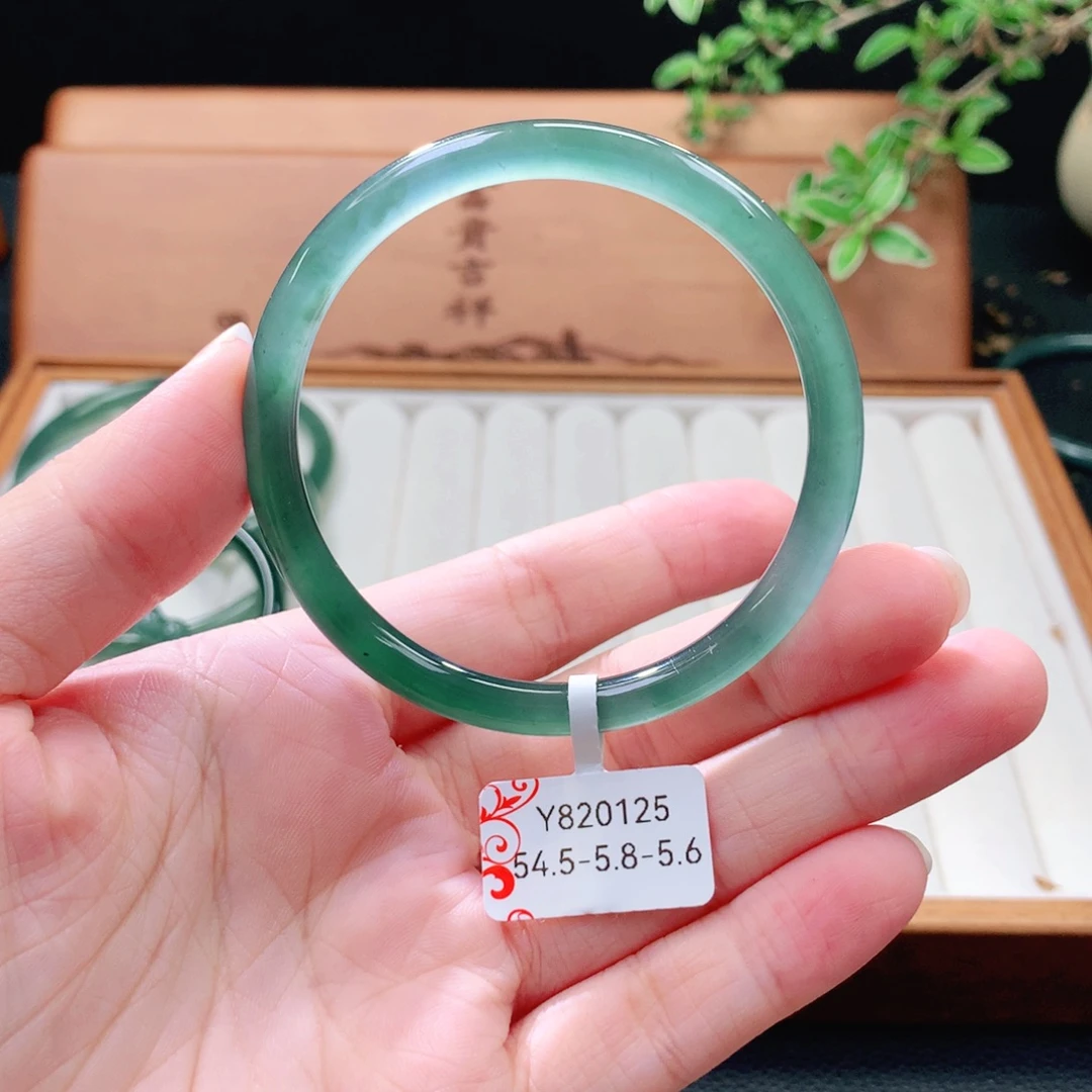 翡翠未镶嵌手镯（圆镯）