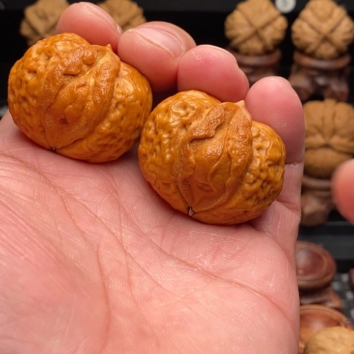 羊****文玩核桃把件…………………………