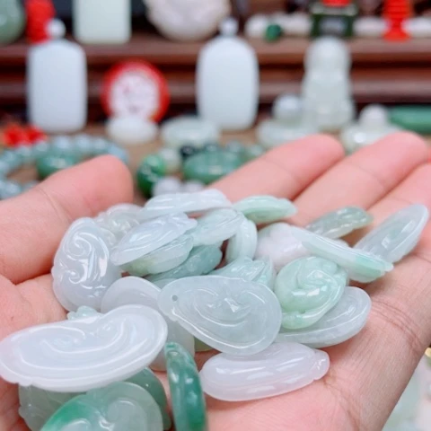 翡翠未镶嵌颈饰多样性一个不编