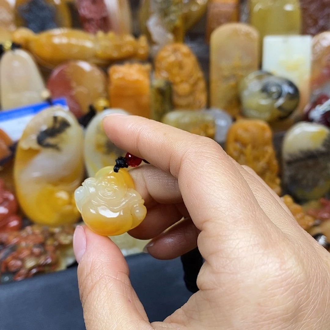 石英质玉（黄龙玉）颈饰未镶嵌