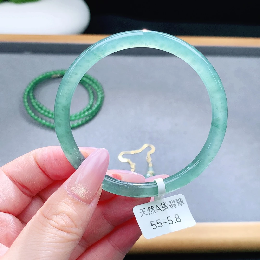 未镶嵌手镯（圆镯）翡翠