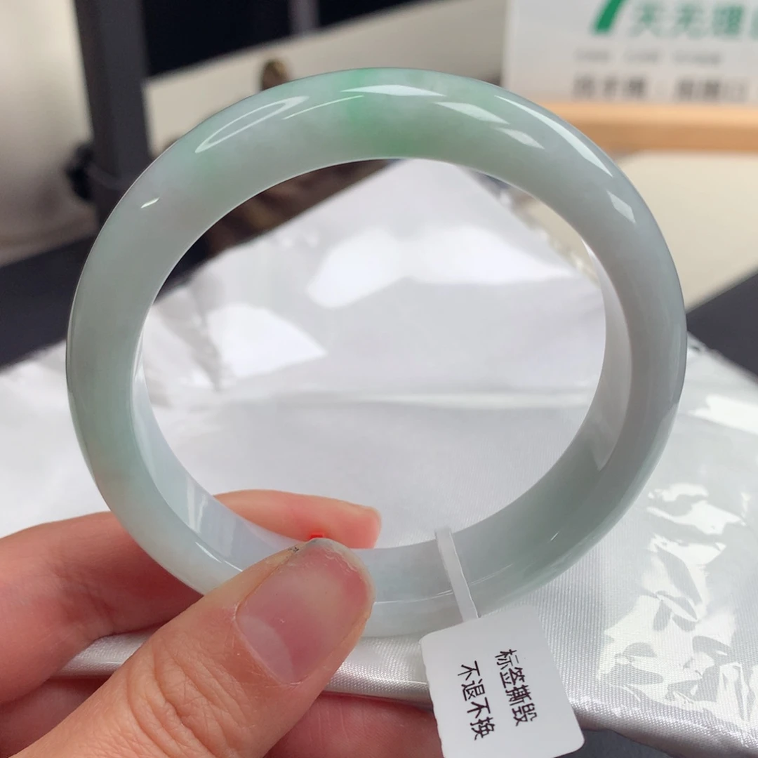 翡翠手镯未镶嵌57+白底飘阳绿