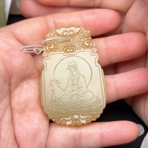 和田玉挂件未镶嵌朱*。