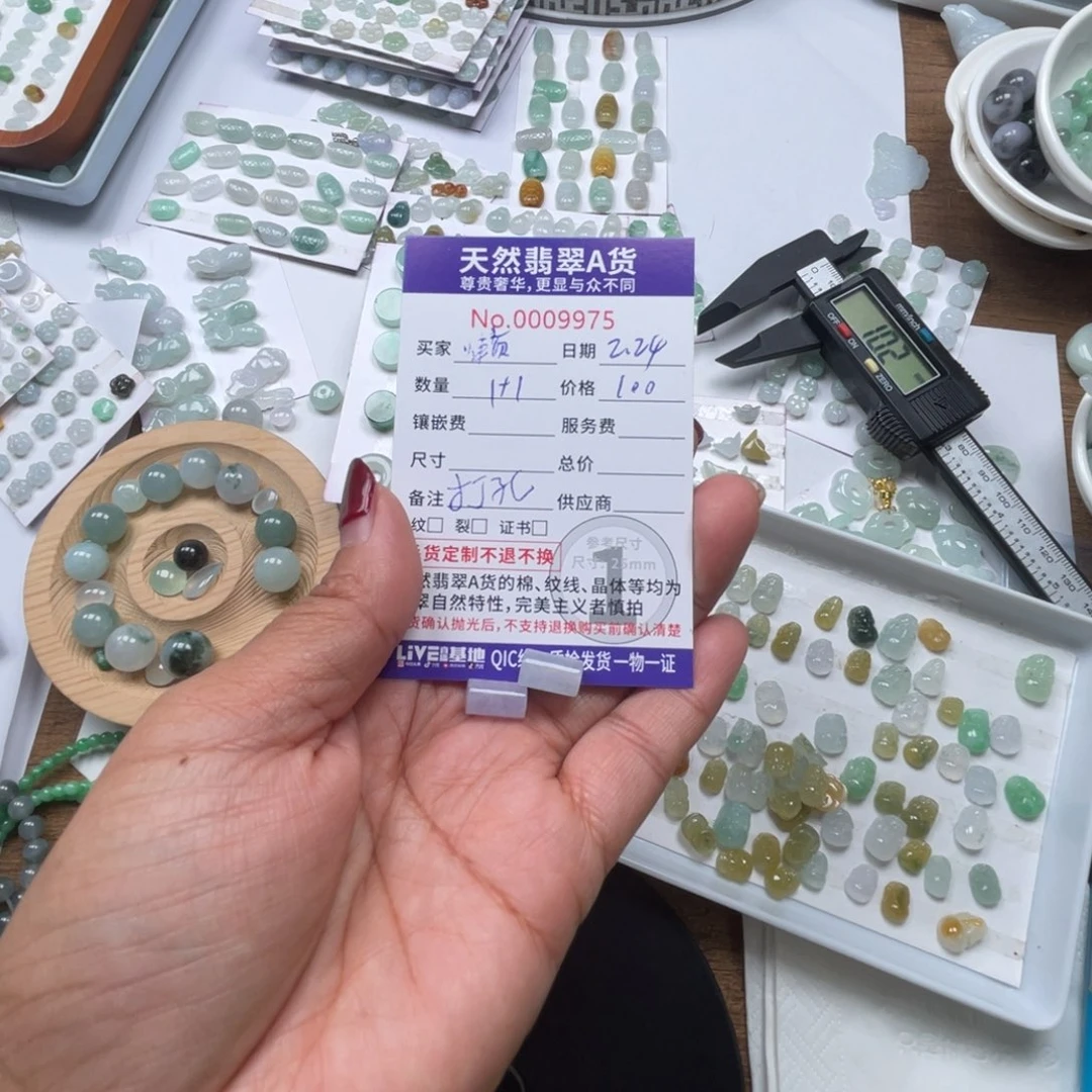 翡翠颈饰未镶嵌懒**猫