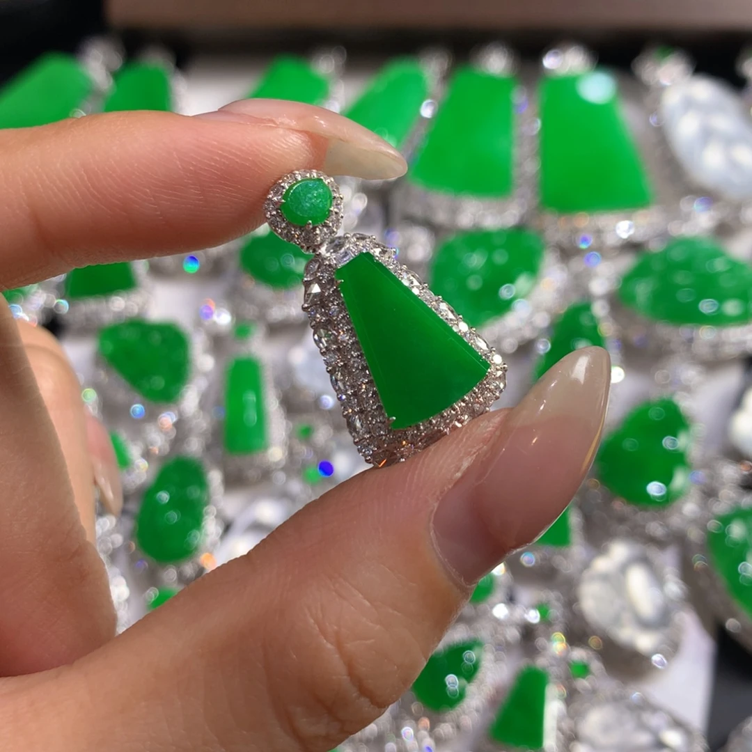 翡翠18K金镶嵌颈饰无事牌