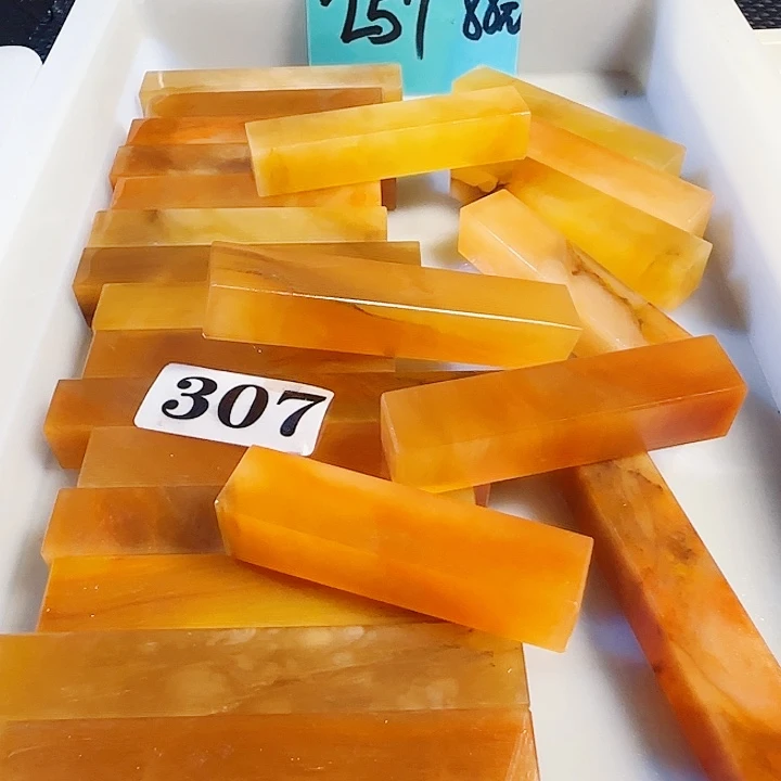 青田石印石新疆美人红石1.5正章，高度7-9公分，数量25个