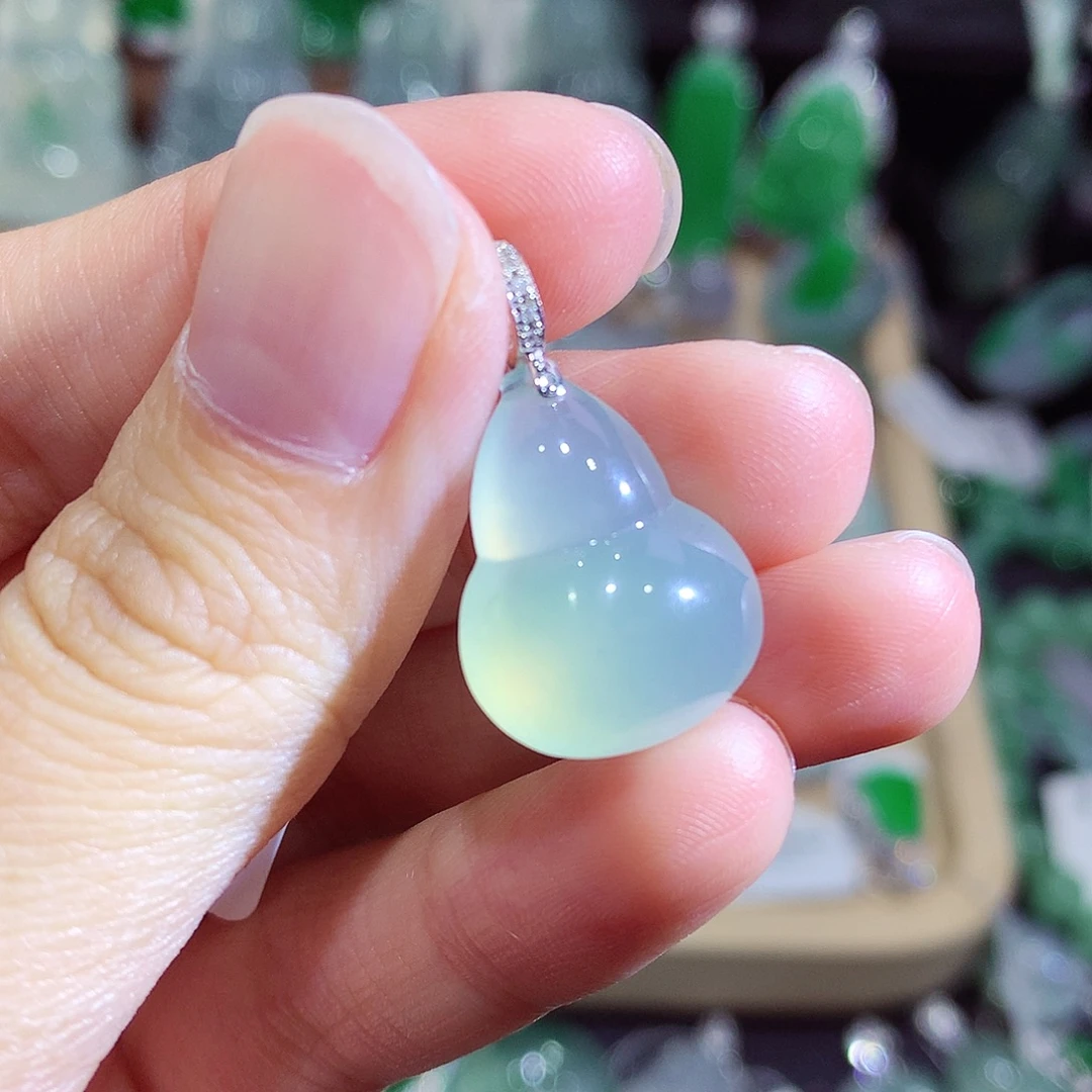 翡翠18K金镶嵌颈饰冰晴葫芦