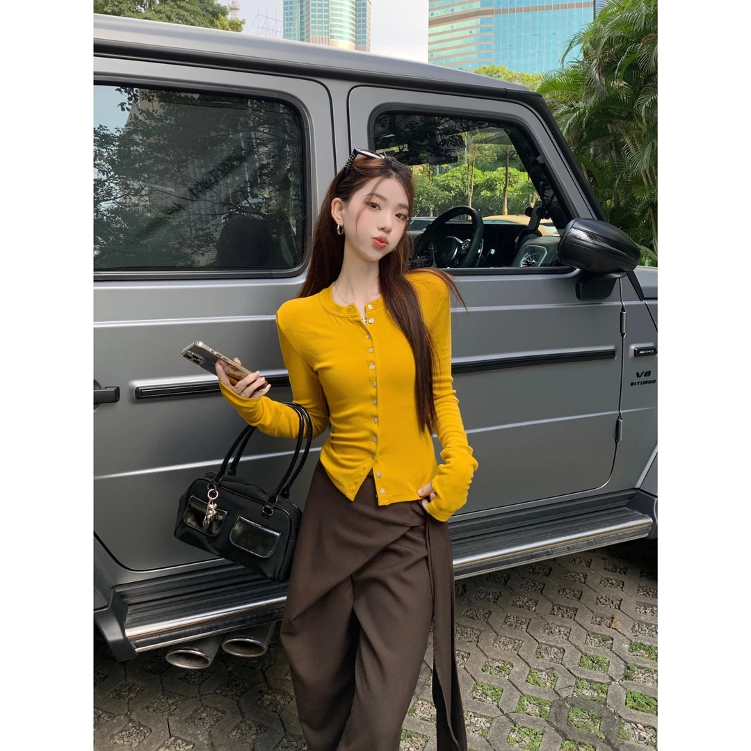 美式单排扣圆领T恤女装秋季新款辣妹修身长袖打底衫显瘦弹力上衣