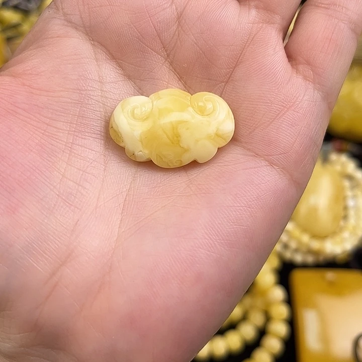 琥珀未镶嵌颈饰琥珀，多样性发其一