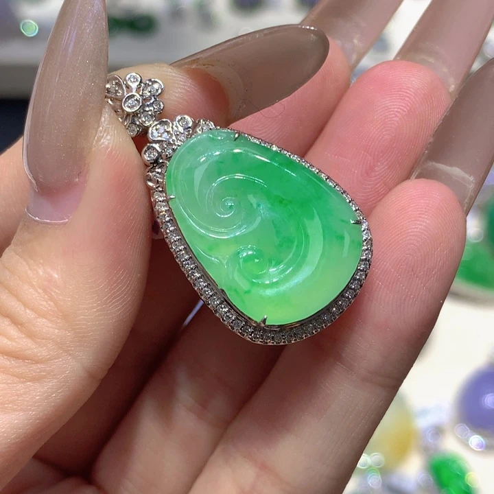 翡翠18K金镶嵌颈饰