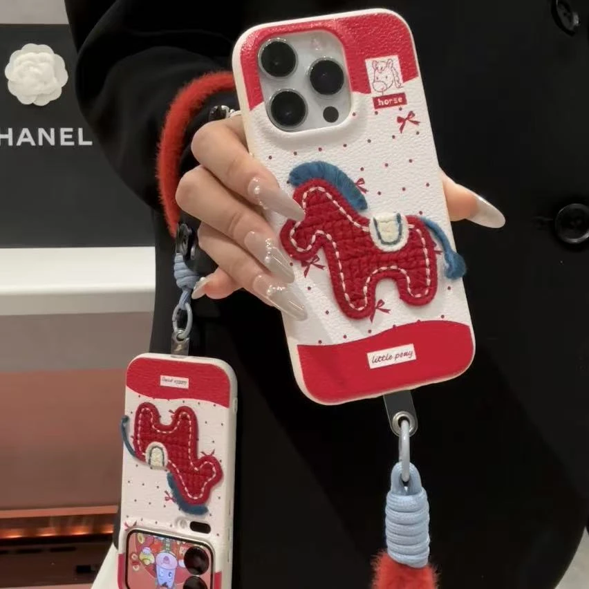 新年刺绣小马挂绳适用苹果17/16皮纹手机壳小米15vivo华为p70oppo