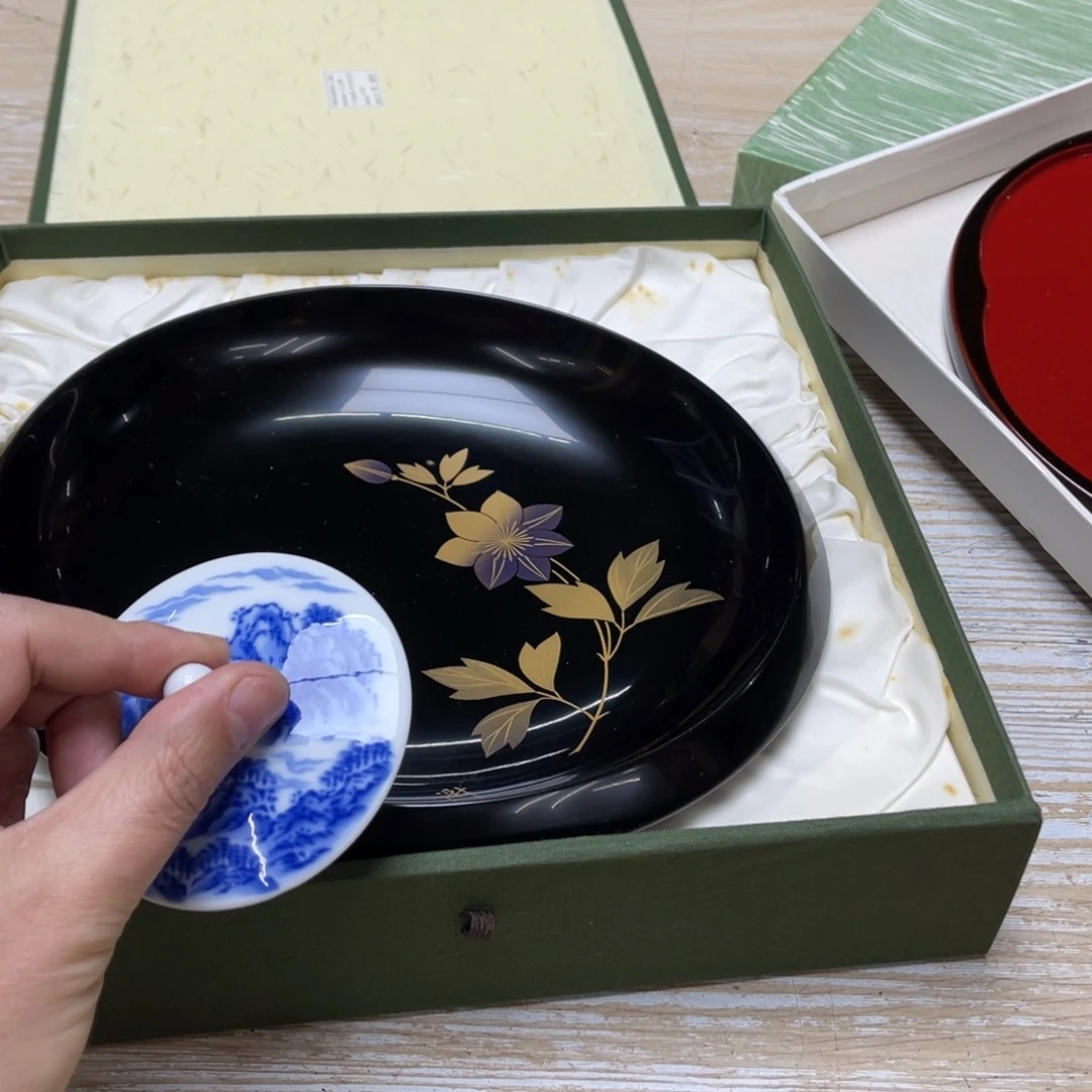 瓷片荷*密密麻麻地排列着一个