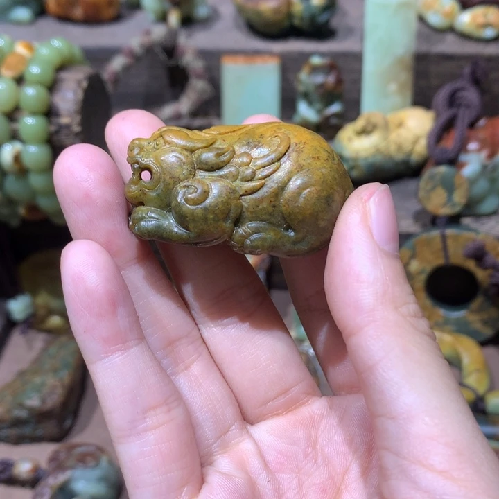 未镶嵌岫岩河磨玉（透闪石质玉）把件