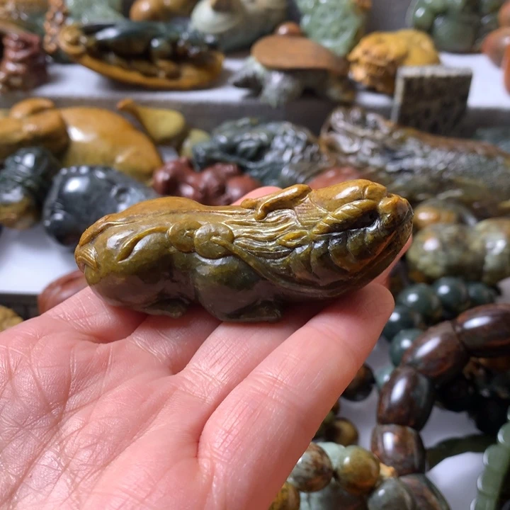 未镶嵌岫岩河磨玉（透闪石质玉）把件