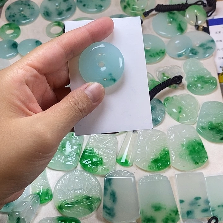 人***生翡翠未镶嵌颈饰平安扣